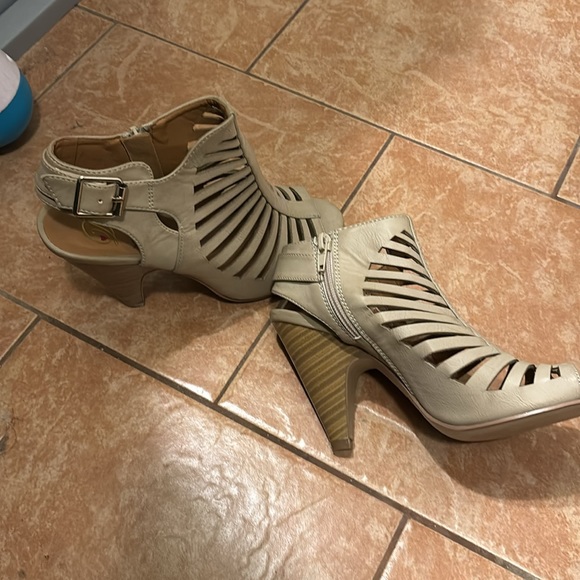 Tan sandals - Picture 2 of 4